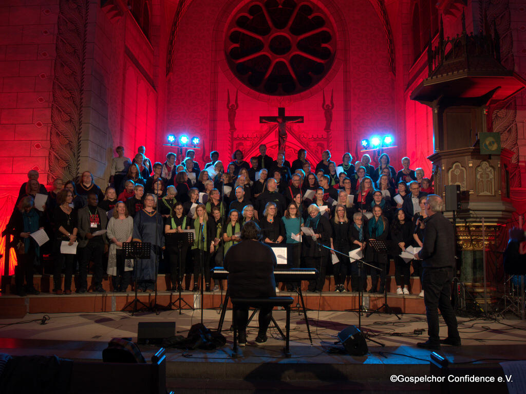 Gospelkirchentag 2022 - mit Joyful Singers und Confidence auf der Bühne