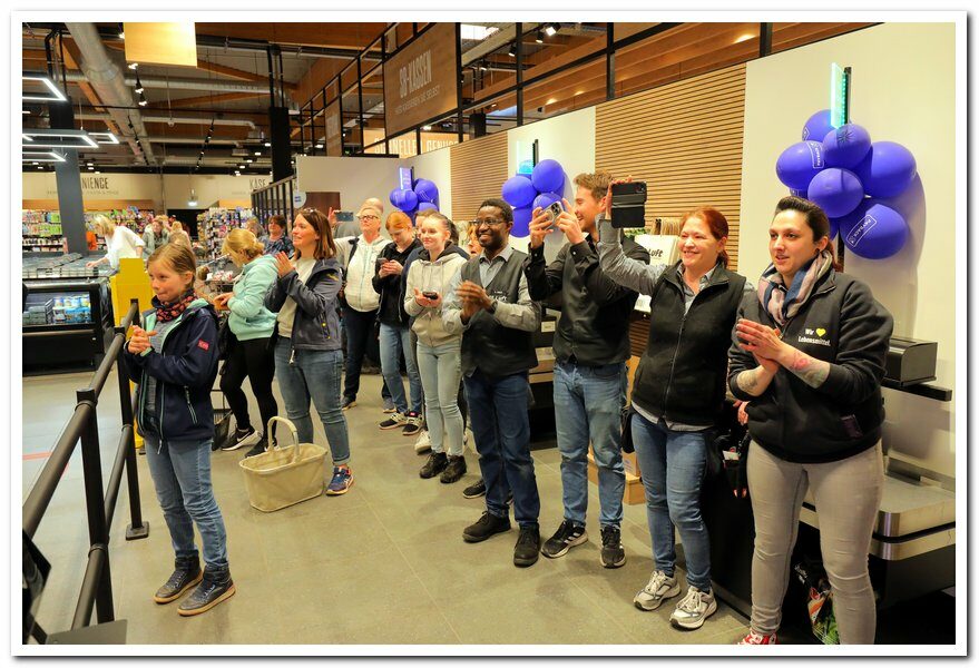 Menzelen - Flash Mob Konzert bei Edeka Luft