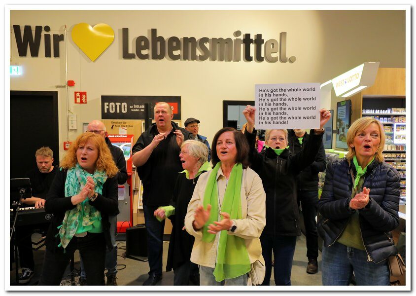 Menzelen - Flash Mob Konzert bei Edeka Luft