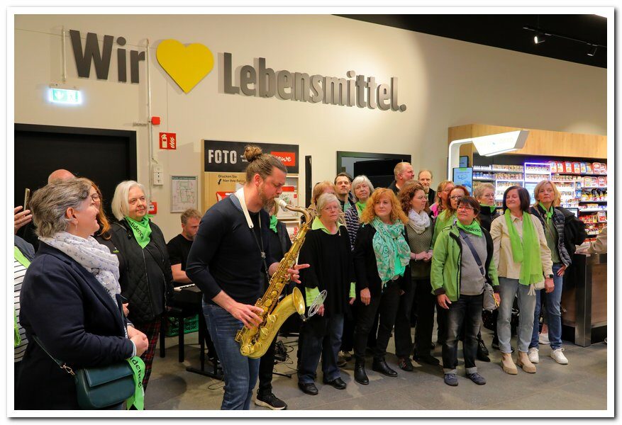 Menzelen - Flash Mob Konzert bei Edeka Luft